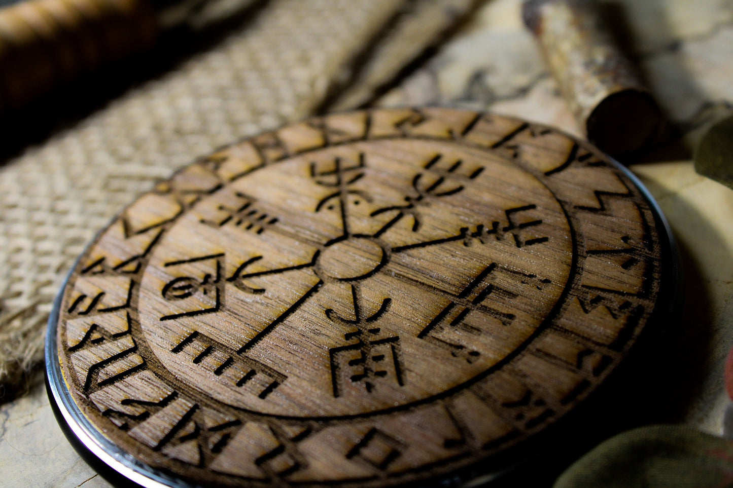 Wirelescharger viking vegvisir engraved wood norse rune symbol