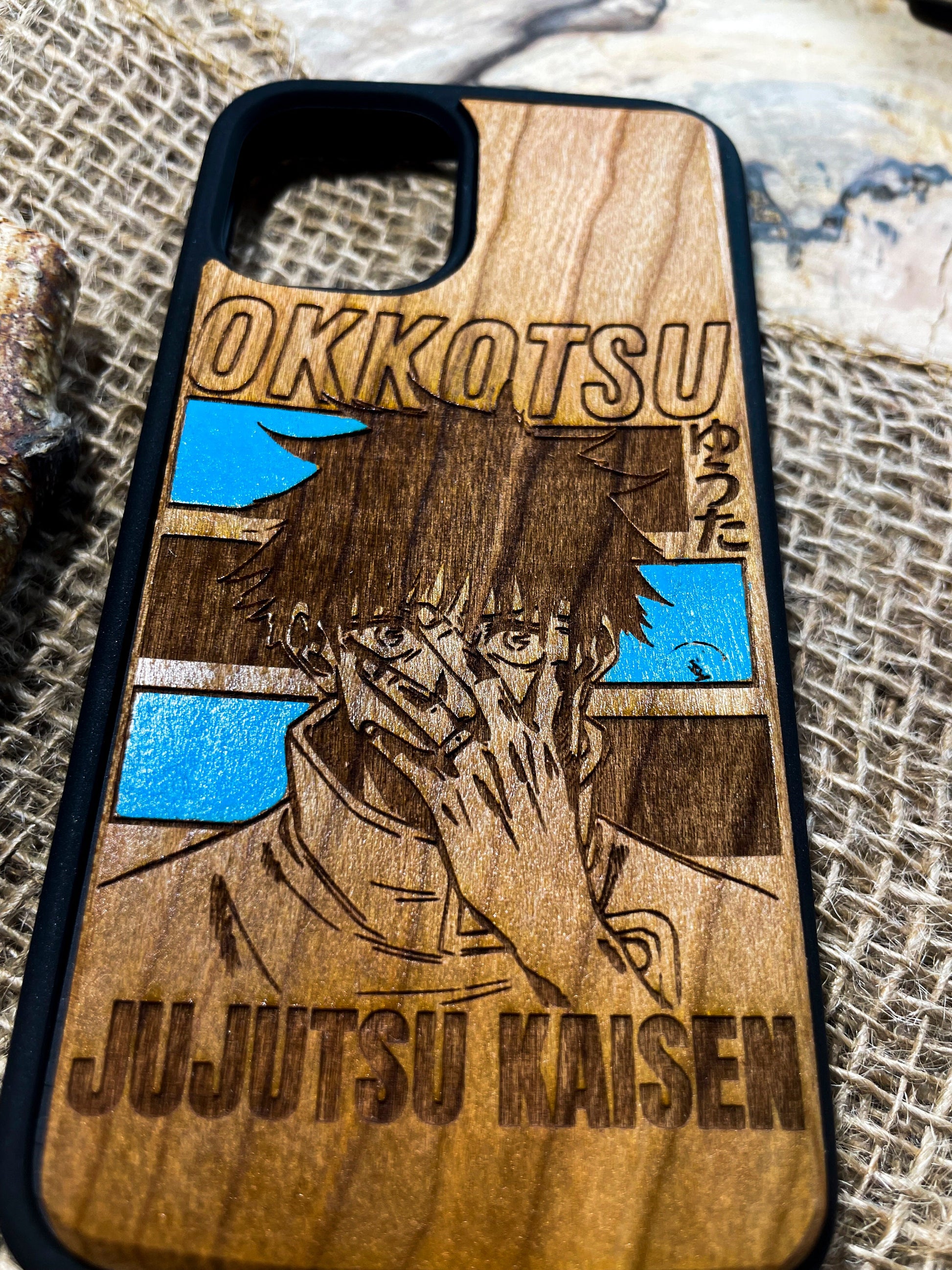 a wooden phone case with a picture of a man holding his hand